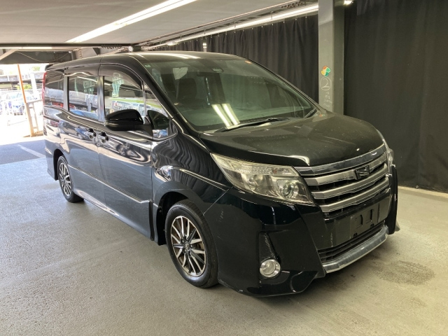 TOYOTA NOAH — фото