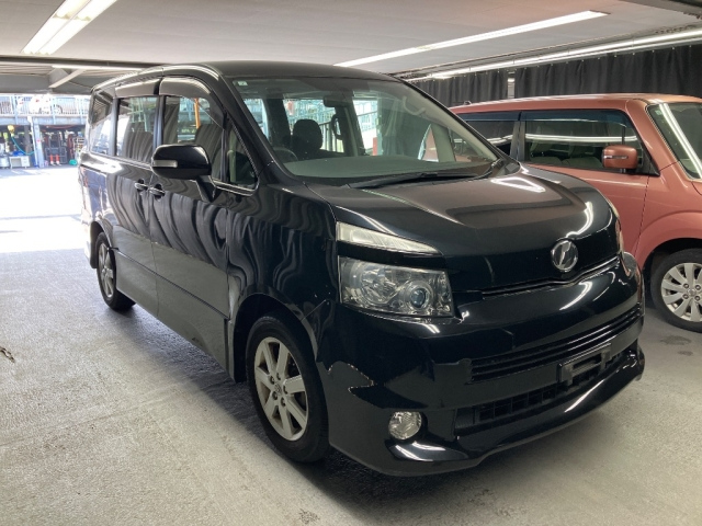 TOYOTA VOXY — фото