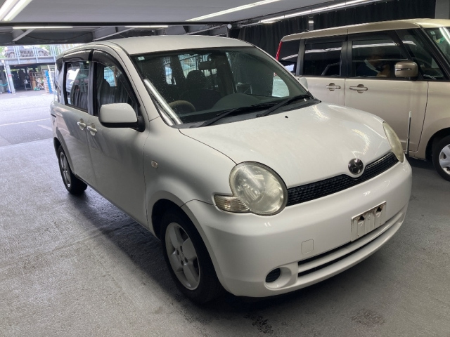 TOYOTA SIENTA — фото