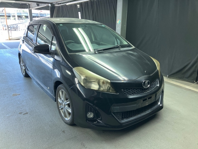 TOYOTA VITZ — фото