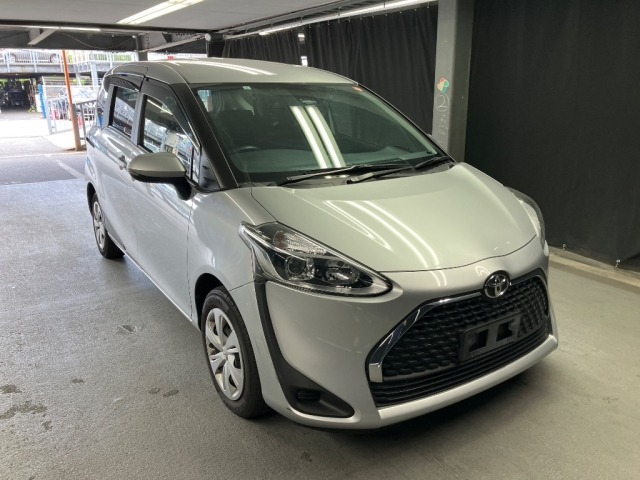 TOYOTA SIENTA — фото
