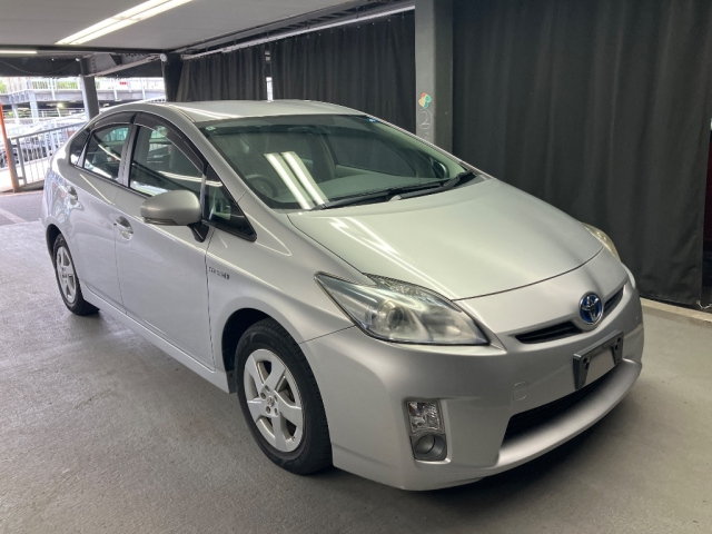 TOYOTA PRIUS — фото