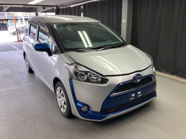 TOYOTA SIENTA — фото