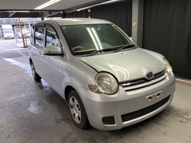 TOYOTA SIENTA — фото