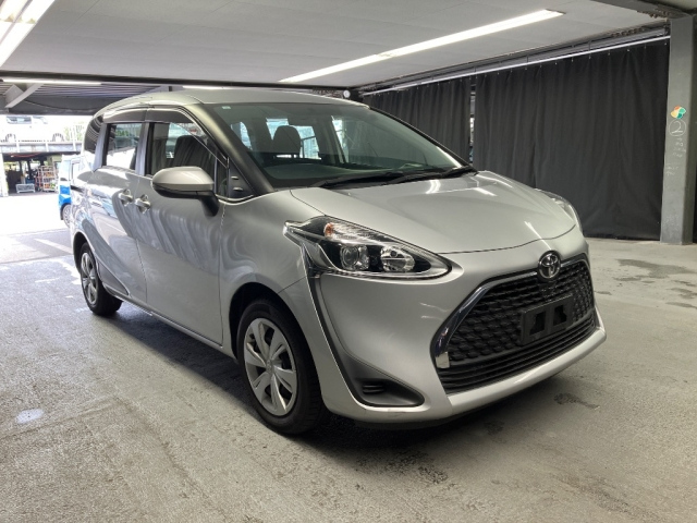 TOYOTA SIENTA — фото