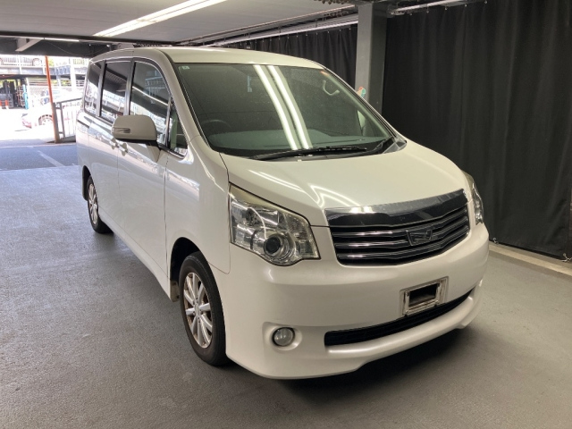 TOYOTA NOAH — фото