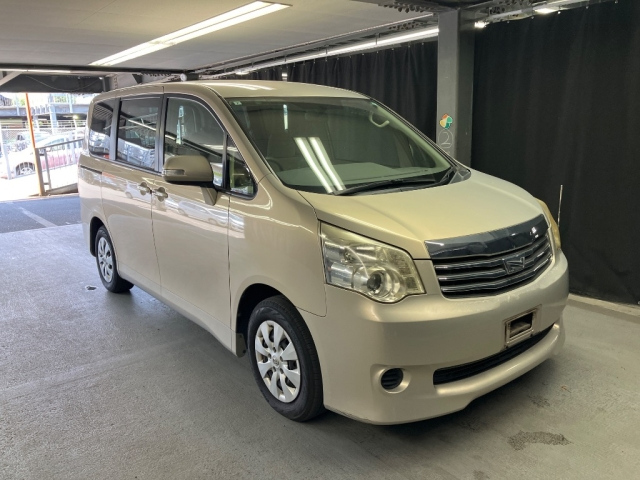 TOYOTA NOAH — фото