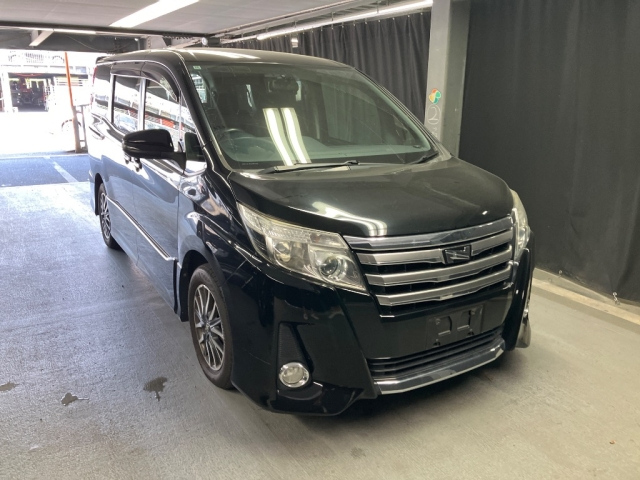 TOYOTA NOAH — фото