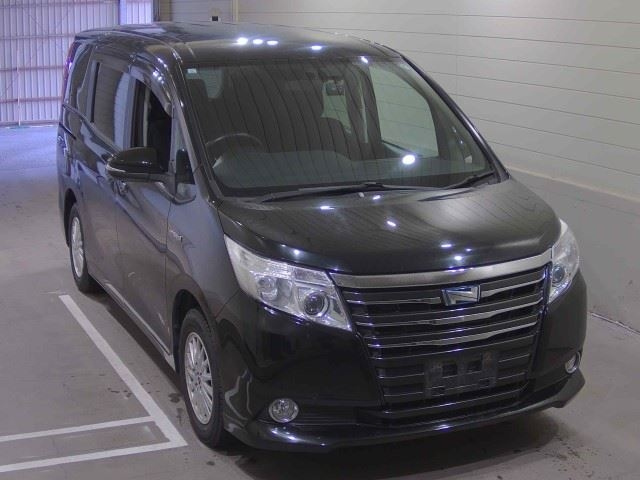 TOYOTA NOAH — фото