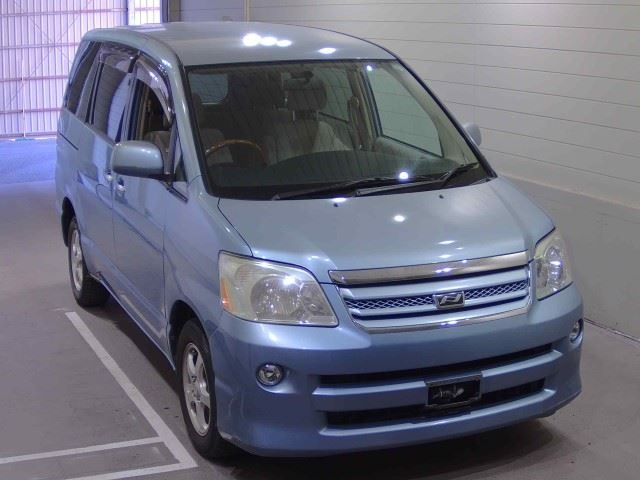 TOYOTA NOAH — фото