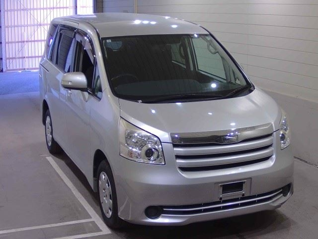 TOYOTA NOAH — фото