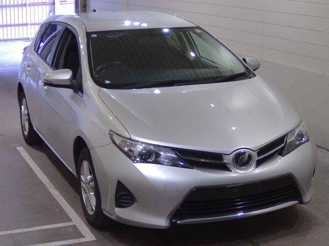 TOYOTA AURIS — фото