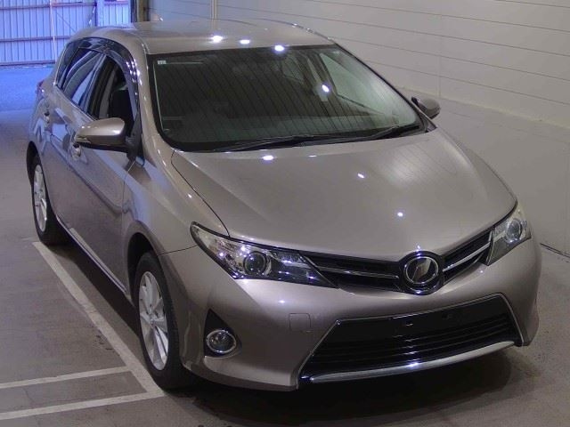 TOYOTA AURIS — фото