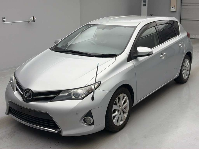 TOYOTA AURIS — фото