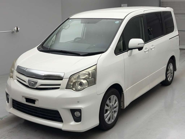 TOYOTA NOAH — фото