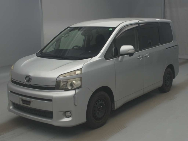 TOYOTA VOXY — фото