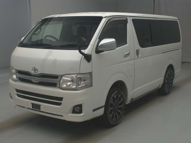 TOYOTA HIACE — фото