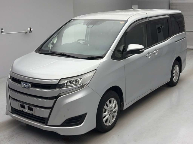 TOYOTA NOAH — фото