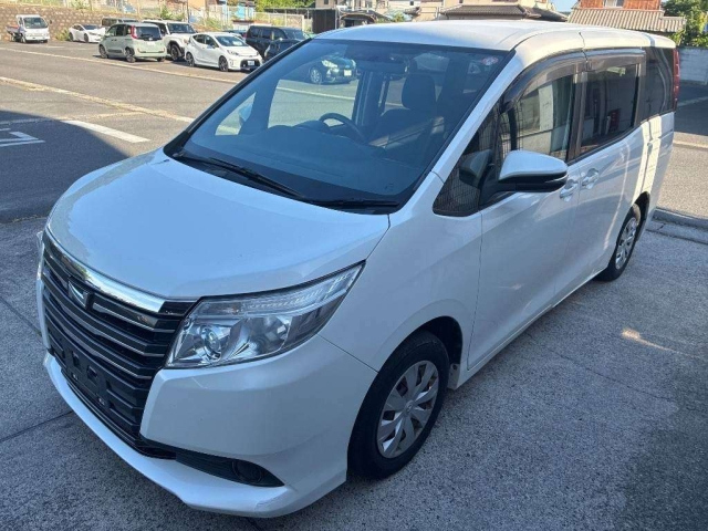 TOYOTA NOAH — фото