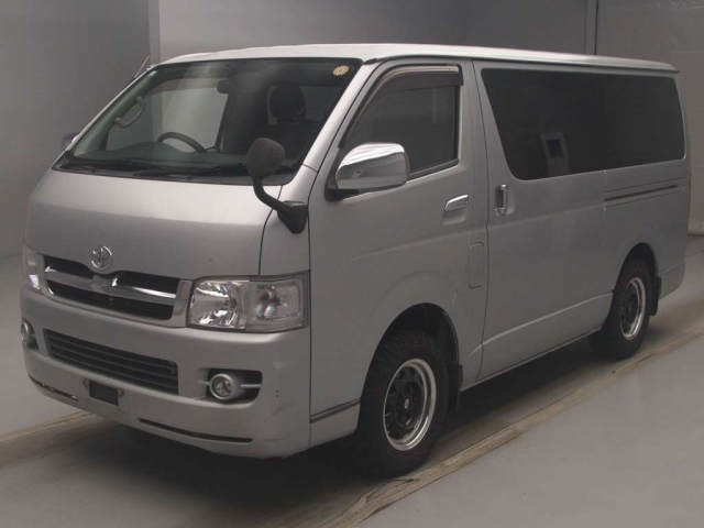 TOYOTA HIACE — фото
