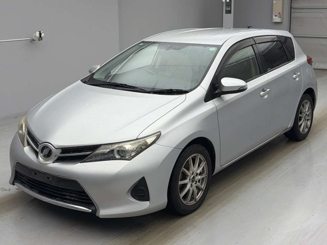TOYOTA AURIS — фото