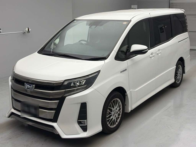 TOYOTA NOAH — фото