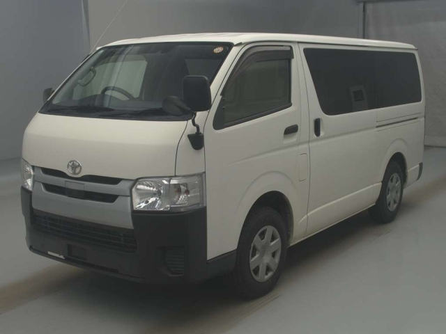 TOYOTA HIACE — фото