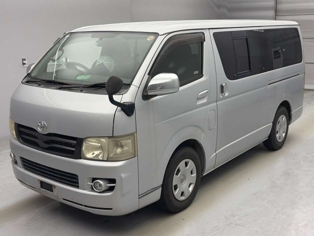 TOYOTA HIACE — фото