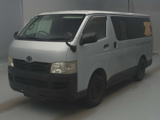TOYOTA HIACE — фото