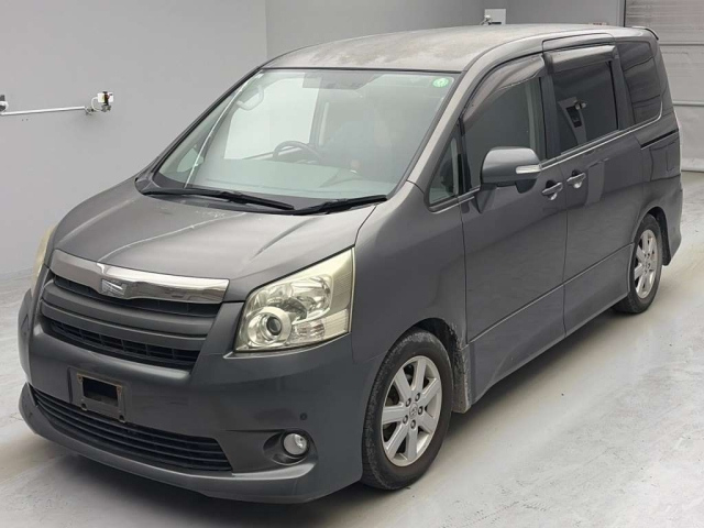TOYOTA NOAH — фото