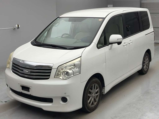 TOYOTA NOAH — фото