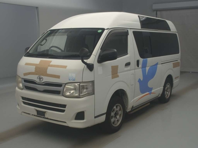 TOYOTA HIACE — фото