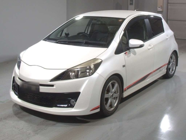 TOYOTA VITZ — фото