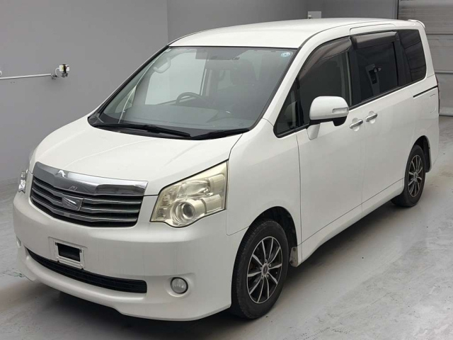TOYOTA NOAH — фото