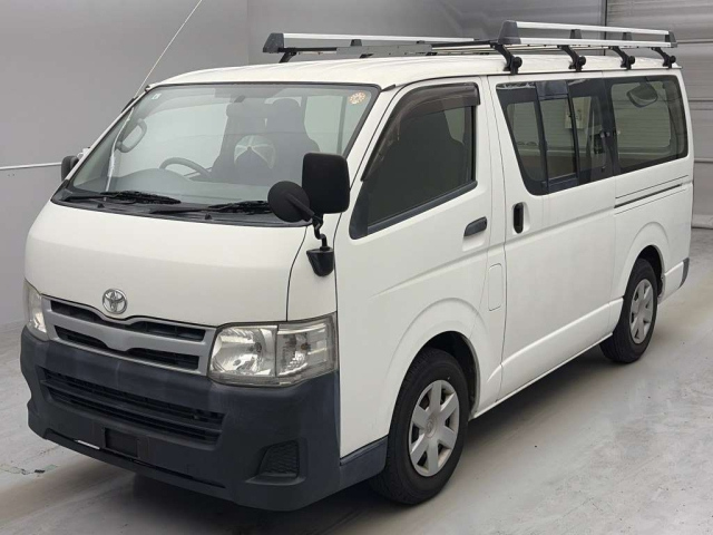 TOYOTA HIACE — фото