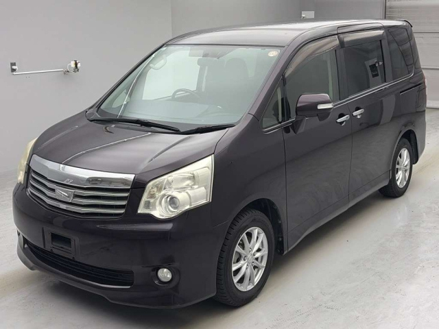 TOYOTA NOAH — фото