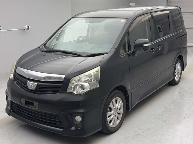 TOYOTA NOAH — фото