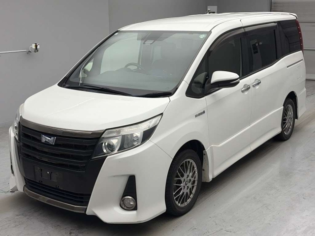 TOYOTA NOAH — фото