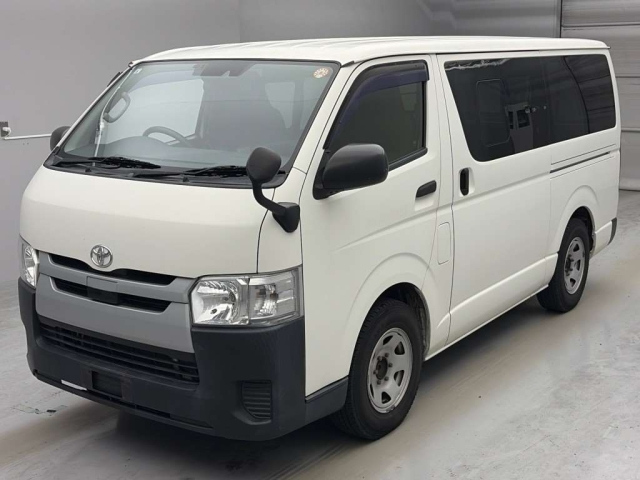 TOYOTA HIACE — фото