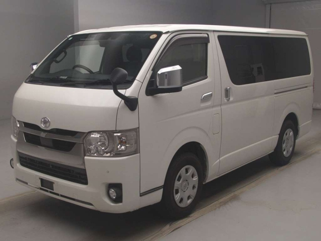 TOYOTA HIACE — фото