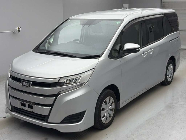 TOYOTA NOAH — фото
