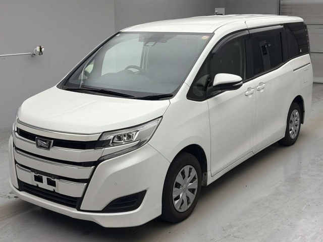 TOYOTA NOAH — фото