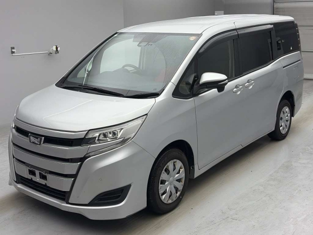 TOYOTA NOAH — фото