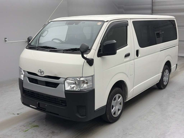 TOYOTA HIACE — фото