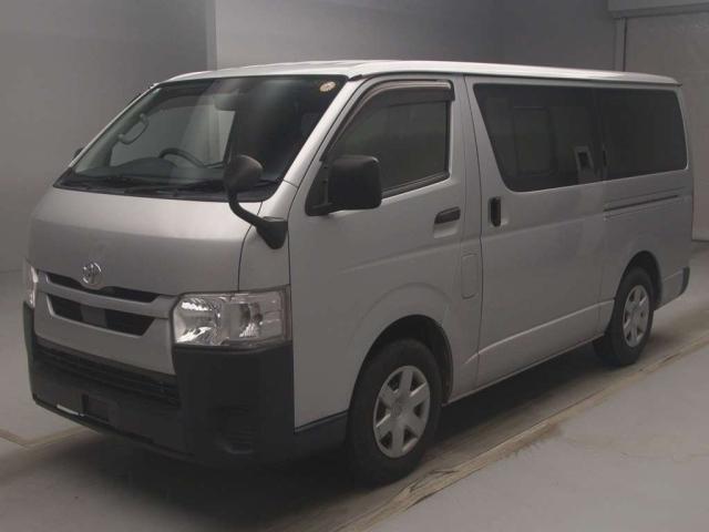 TOYOTA HIACE — фото