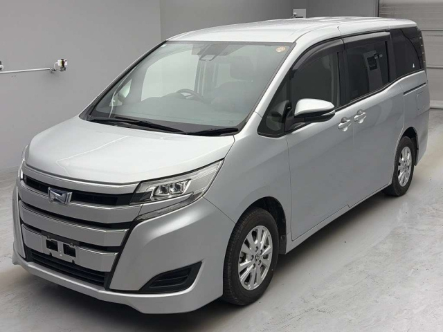 TOYOTA NOAH — фото
