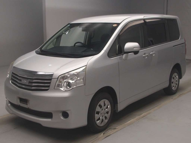 TOYOTA NOAH — фото