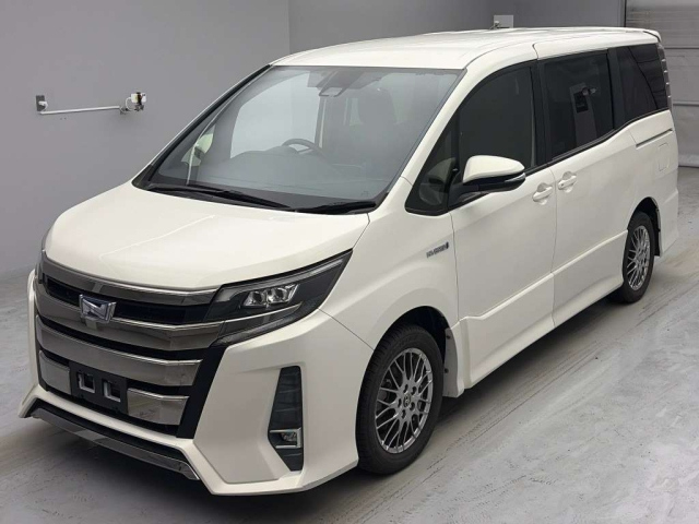 TOYOTA NOAH — фото