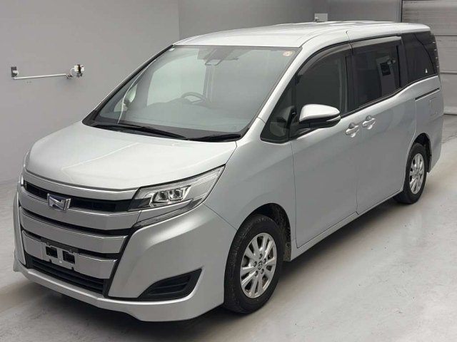 TOYOTA NOAH — фото