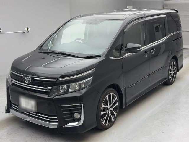 TOYOTA VOXY — фото